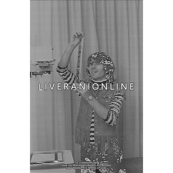 Neg- RETROSPETTIVA GRUPPO MUSICALE "I CAMALEONTI" NEL 1972 NELLA FOTO GERARDO \'GERRY\' MANZOLI, (Basso) NEL SUO MESTIERE DI "FOTOGRAFO" AG. ALDO LIVERANI SAS