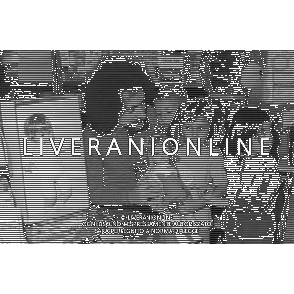 Neg- RETROSPETTIVA GRUPPO MUSICALE "I CAMALEONTI" NEL 1972 NELLA FOTO LIVIO MACCHIA, (Basso e Voce) NEL SUO MESTIERE DI "VENDITORE DI GIOCATTOLI" AG. ALDO LIVERANI SAS