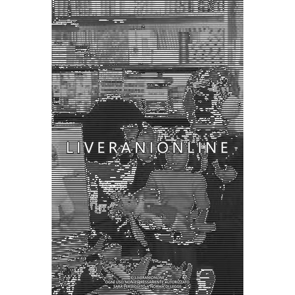 Neg- RETROSPETTIVA GRUPPO MUSICALE "I CAMALEONTI" NEL 1972 NELLA FOTO LIVIO MACCHIA, (Basso e Voce) NEL SUO MESTIERE DI "VENDITORE DI GIOCATTOLI" AG. ALDO LIVERANI SAS