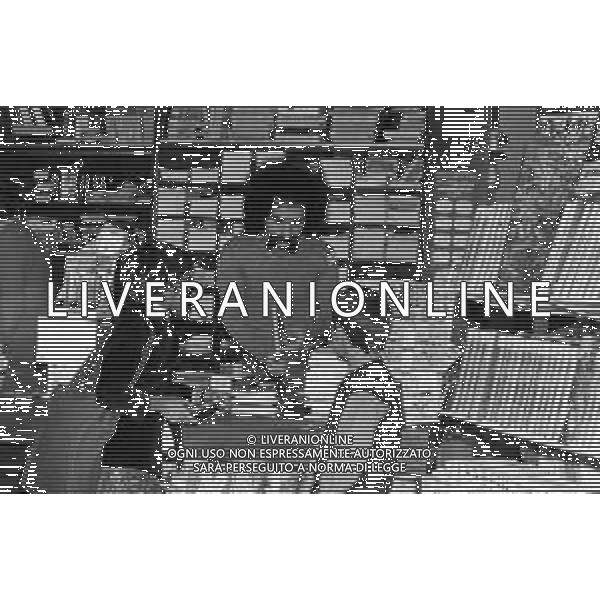 Neg- RETROSPETTIVA GRUPPO MUSICALE "I CAMALEONTI" NEL 1972 NELLA FOTO LIVIO MACCHIA, (Basso e Voce) NEL SUO MESTIERE DI "VENDITORE DI GIOCATTOLI" AG. ALDO LIVERANI SAS