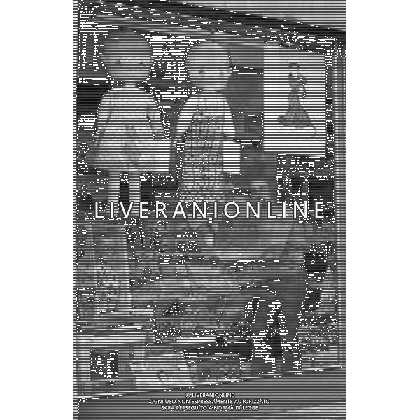 Neg- RETROSPETTIVA GRUPPO MUSICALE "I CAMALEONTI" NEL 1972 NELLA FOTO LIVIO MACCHIA, (Basso e Voce) NEL SUO MESTIERE DI "VENDITORE DI GIOCATTOLI" AG. ALDO LIVERANI SAS