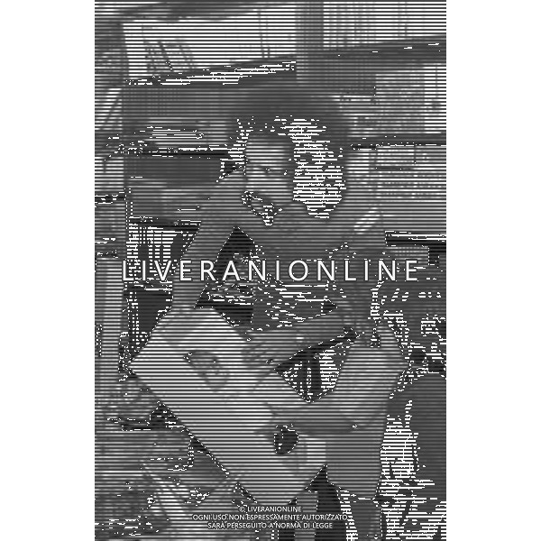 Neg- RETROSPETTIVA GRUPPO MUSICALE "I CAMALEONTI" NEL 1972 NELLA FOTO LIVIO MACCHIA, (Basso e Voce) NEL SUO MESTIERE DI "VENDITORE DI GIOCATTOLI" AG. ALDO LIVERANI SAS