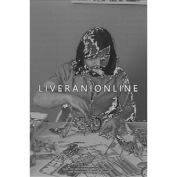 Neg- RETROSPETTIVA GRUPPO MUSICALE "I CAMALEONTI" NEL 1972 NELLA FOTO PAOLO DE CEGLIE (Batteria) NEL SUO MESTIERE DI "COLLEZIONISTA DI MODELLINI DI MOTO - MODELLISMO" AG. ALDO LIVERANI SAS