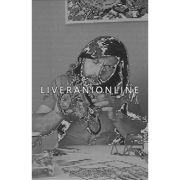 Neg- RETROSPETTIVA GRUPPO MUSICALE "I CAMALEONTI" NEL 1972 NELLA FOTO PAOLO DE CEGLIE (Batteria) NEL SUO MESTIERE DI "COLLEZIONISTA DI MODELLINI DI MOTO - MODELLISMO" AG. ALDO LIVERANI SAS