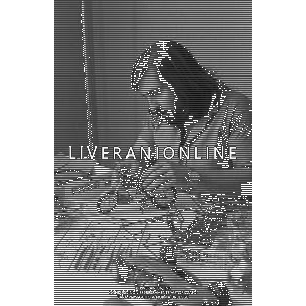 Neg- RETROSPETTIVA GRUPPO MUSICALE "I CAMALEONTI" NEL 1972 NELLA FOTO PAOLO DE CEGLIE (Batteria) NEL SUO MESTIERE DI "COLLEZIONISTA DI MODELLINI DI MOTO - MODELLISMO" AG. ALDO LIVERANI SAS