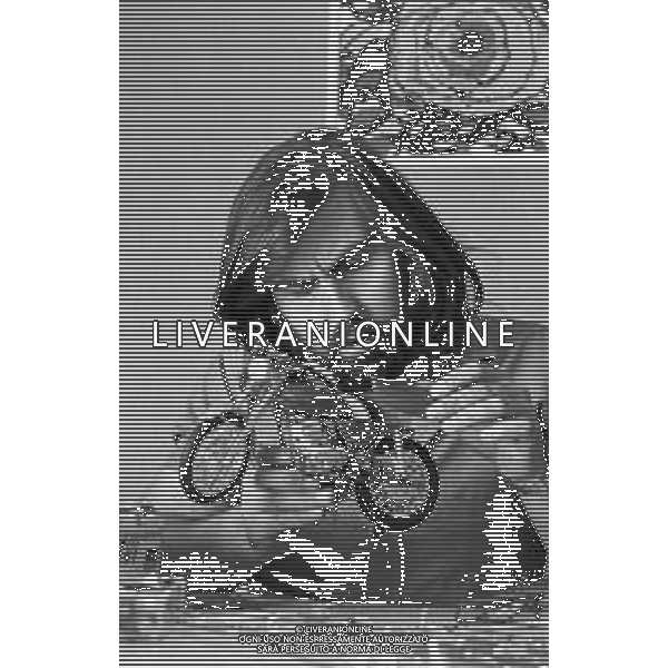 Neg- RETROSPETTIVA GRUPPO MUSICALE "I CAMALEONTI" NEL 1972 NELLA FOTO PAOLO DE CEGLIE (Batteria) NEL SUO MESTIERE DI "COLLEZIONISTA DI MODELLINI DI MOTO - MODELLISMO" AG. ALDO LIVERANI SAS