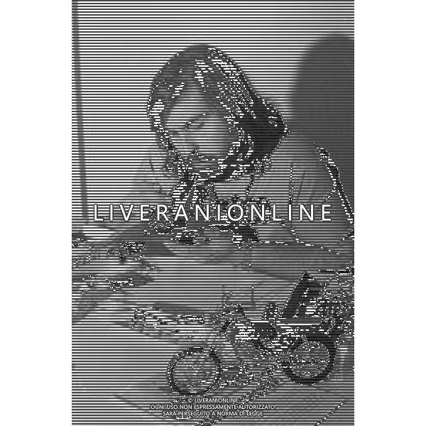 Neg- RETROSPETTIVA GRUPPO MUSICALE "I CAMALEONTI" NEL 1972 NELLA FOTO PAOLO DE CEGLIE (Batteria) NEL SUO MESTIERE DI "COLLEZIONISTA DI MODELLINI DI MOTO - MODELLISMO" AG. ALDO LIVERANI SAS