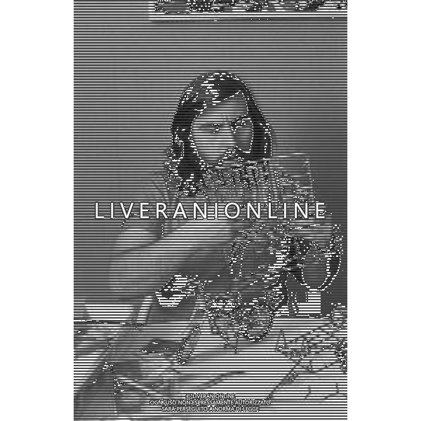 Neg- RETROSPETTIVA GRUPPO MUSICALE "I CAMALEONTI" NEL 1972 NELLA FOTO PAOLO DE CEGLIE (Batteria) NEL SUO MESTIERE DI "COLLEZIONISTA DI MODELLINI DI MOTO - MODELLISMO" AG. ALDO LIVERANI SAS