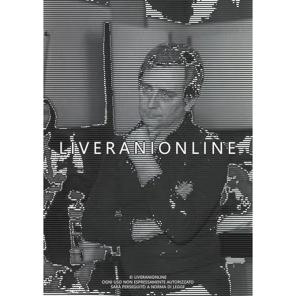 NEG-RETROSPETTIVA ENRICO SIMONETTI DIRETTORE D\'ORCHESTRA-ATTORE-PIANISTA E COMPOSITORE NELLA FOTO ENRICO SIMONETTI A SANREMO NELL\'ANNO 1975 AG ALDO LIVERANI SAS