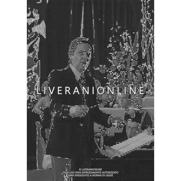 NEG-RETROSPETTIVA ENRICO SIMONETTI DIRETTORE D\'ORCHESTRA-ATTORE-PIANISTA E COMPOSITORE NELLA FOTO ENRICO SIMONETTI A SANREMO NELL\'ANNO 1975 AG ALDO LIVERANI SAS