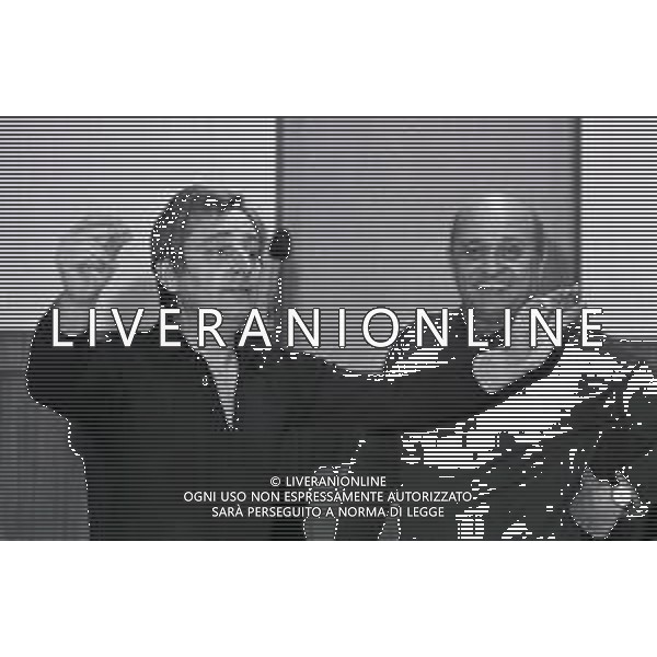 NEG-RETROSPETTIVA ENRICO SIMONETTI DIRETTORE D\'ORCHESTRA-ATTORE-PIANISTA E COMPOSITORE NELLA FOTO ENRICO SIMONETTI A SANREMO NELL\'ANNO 1975 CON GIANNI RAVERA AG ALDO LIVERANI SAS
