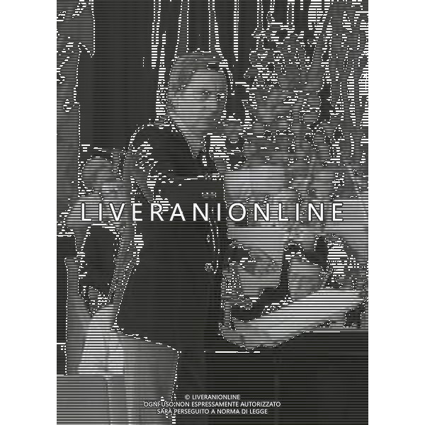 NEG-RETROSPETTIVA ENRICO SIMONETTI DIRETTORE D\'ORCHESTRA-ATTORE-PIANISTA E COMPOSITORE NELLA FOTO ENRICO SIMONETTI A SANREMO NELL\'ANNO 1975 AG ALDO LIVERANI SAS