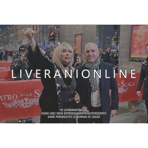 TVRG Prima alla Scala nella foto Sabina Negri agita un mazzo di chiavi contro la violenza sulle donnne Milano 07-12-2023 Arrivo delle personalita\' per assistere alla prima del Teatro alla Scala foto Roberto Garavaglia/ag. Aldo Liverani sas