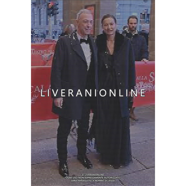 TVRG Prima alla Scala nella foto Pasquale Di Molfetta in arte Linus e Carlotta Medas Milano 07-12-2023 Arrivo delle personalita\' per assistere alla prima del Teatro alla Scala foto Roberto Garavaglia/ag. Aldo Liverani sas