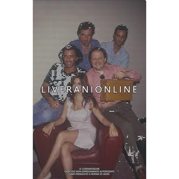 DIAP-RETROSPETTIVA MASSIMO BOLDI ATTORE NELLA FOTO MASSIMO BOLDI CON LUCA BARBARESCHI-GENE GNOCCHI-FIORELLO-E DEBORA CAPRIOGLIO NELLA TRASMISSIONE TELEVISIVA “SAPORE DI MARE“ NELL\'ANNO 1991  AG ALDO LIVERANI SAS 