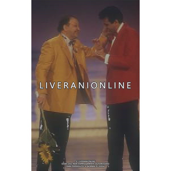 DIAP-RETROSPETTIVA MASSIMO BOLDI ATTORE NELLA FOTO MASSIMO BOLDI CON TEO TEOCOLI NELLA TRASMISSIONE TELEVISIVA “SAPORE DI MARE“ NELL\'ANNO 1991  AG ALDO LIVERANI SAS 