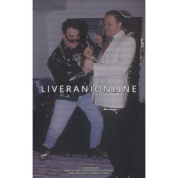 DIAP-RETROSPETTIVA MASSIMO BOLDI ATTORE NELLA FOTO MASSIMO BOLDI CON FRANCESCO SALVI A MILANO NELL\'ANNO 1992 TRASMISSIONE TELEVISIVA “LA STRANA COPPIA“ AG ALDO LIVERANI SAS