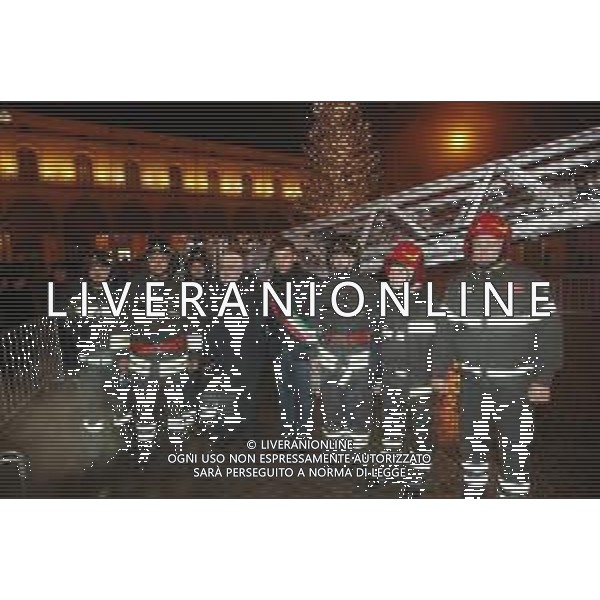 IMOLA 08 12 2023 FESTA DELL\'IMMACOLATA. L\'OMAGGIO DEI VIGILI DEL FUOCO CON UNA CORONA DI FIORI SULLA STATUA DELLA MADONNA IMMACOLATA NELLA FOTO VESCOVO GIOVANNI MOSCIATTI E SINDACO MARCO PANIERI CON I VIGILI FUOCO ©SANNA/ AGENZIA ALDO LIVERANI SAS