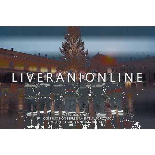 IMOLA 08 12 2023 FESTA DELL\'IMMACOLATA. L\'OMAGGIO DEI VIGILI DEL FUOCO CON UNA CORONA DI FIORI SULLA STATUA DELLA MADONNA IMMACOLATA NELLA FOTO VIGILI DEL FUOCO ©SANNA/ AGENZIA ALDO LIVERANI SAS