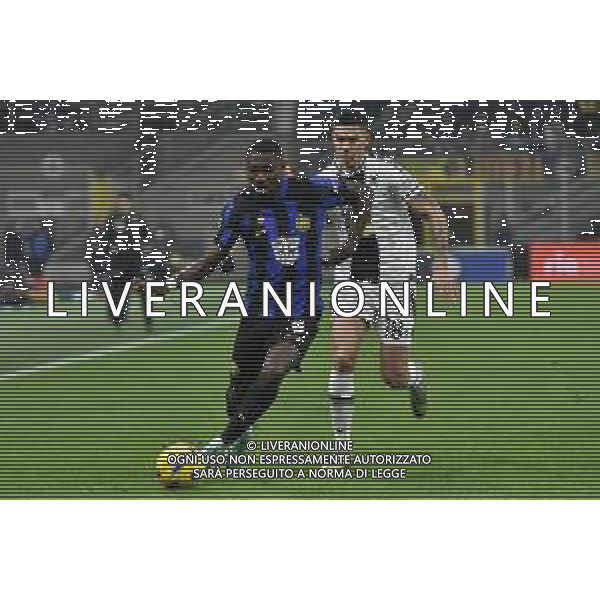 Inter vs Udinese nella foto Marcus Thuram (Inter) e Nehuen Perez (Udinese) Milano 09-12-2023 Stadio Giuseppe Meazza - San Siro Campionato Serie A TIM - 15a giornata foto Roberto Garavaglia/ag. Aldo Liverani sas/ AGENZIA ALDO LIVERANI SAS