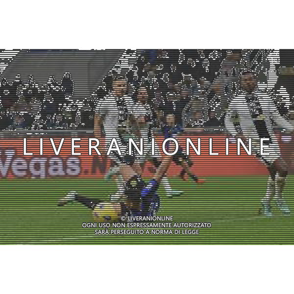 Inter vs Udinese nella foto Lautaro Martinez (Inter) atterrato in area e l\'arbitro Marco Di Bello di Brindisi concede il rigore dopo consulto con il VAR Milano 09-12-2023 Stadio Giuseppe Meazza - San Siro Campionato Serie A TIM - 15a giornata foto Roberto Garavaglia/ag. Aldo Liverani sas/ AGENZIA ALDO LIVERANI SAS
