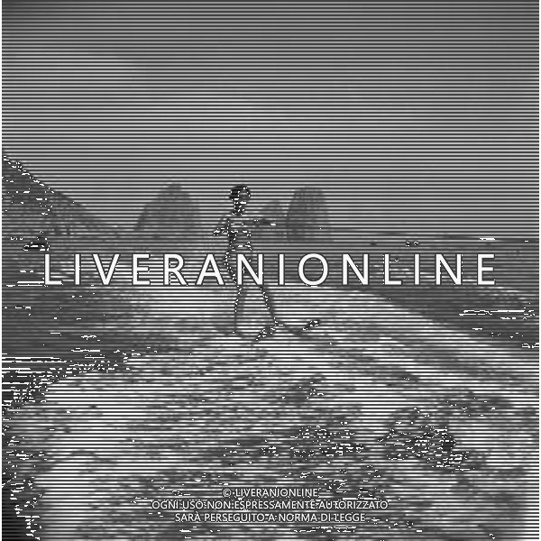 Neg- RETROSPETTIVA GRAZIELLA LONARDI BUONTEMPO MECENATE E COLLEZIONISTA D\'ARTE NELLA FOTO AL MARE SULL\'ISOLA DI CAPRI NELL\'ANNO 1950 MENTRE FA SCI NAUTICO AG ALDO LIVERANI SAS