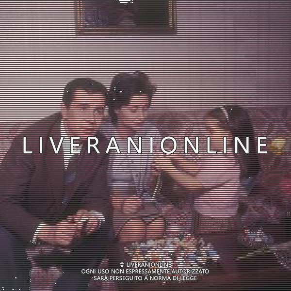 COL-RETROSPETTIVA ENZO TORTORA PRESNTATORE TELEVISIVO-GIORNALISTA E POLITICO NELLA FOTO ENZO TORTORA CON LA MOGLIE MIRANDA FANTACCI E LA FIGLIA SILVIA NELL\'ANNO 1966 A MILANO AG ALDO LIVERANI SAS