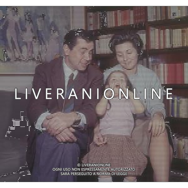 COL-RETROSPETTIVA ENZO TORTORA PRESNTATORE TELEVISIVO-GIORNALISTA E POLITICO NELLA FOTO ENZO TORTORA CON LA MOGLIE MIRANDA FANTACCI E LA FIGLIA SILVIA NELL\'ANNO 1966 A MILANO AG ALDO LIVERANI SAS