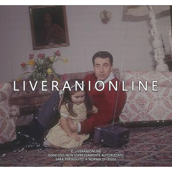 COL-RETROSPETTIVA ENZO TORTORA PRESNTATORE TELEVISIVO-GIORNALISTA E POLITICO NELLA FOTO ENZO TORTORA CON LA FIGLIA SILVIA NELL\'ANNO 1966 A MILANO AG ALDO LIVERANI SAS