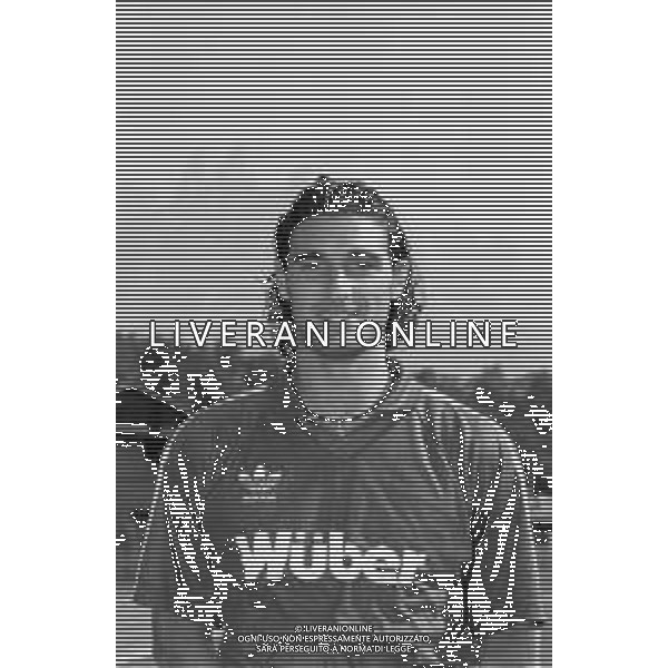 Neg- RETROSPETTIVA LORENZO AMORUSO CALCIATORE NELLA FOTO LORENZO AMORUSO CON LA MAGLIA DEL BARI CALCIO NELL\'ANNO 1994 AG ALDO LIVERANI SAS