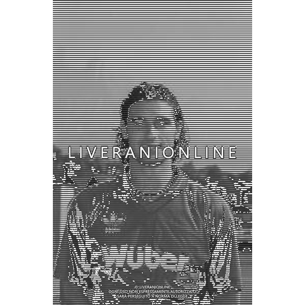 Neg- RETROSPETTIVA LORENZO AMORUSO CALCIATORE NELLA FOTO LORENZO AMORUSO CON LA MAGLIA DEL BARI CALCIO NELL\'ANNO 1994 AG ALDO LIVERANI SAS