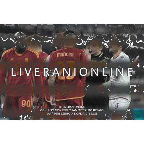 Roma vs Fiorentina - Campionato Serie A TIM - 15 giornata - Stadio Olimpico - Roma 10-12-2023 nella foto arbitro Rapuano calma gli animi ©Federico Gaetano/AGENZIA ALDO LIVERANI SAS