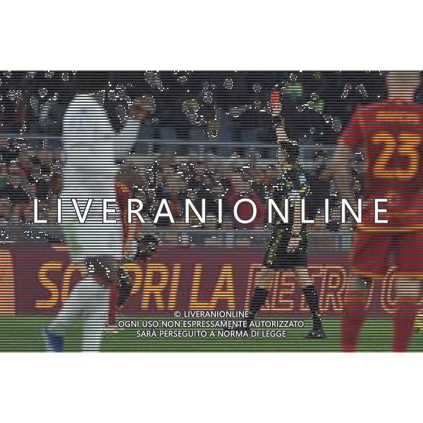 Roma vs Fiorentina - Campionato Serie A TIM - 15 giornata - Stadio Olimpico - Roma 10-12-2023 nella foto arbitro Rapuano estrae il cartellino rosso per l\'Espulsione Zalewski ©Federico Gaetano/AGENZIA ALDO LIVERANI SAS