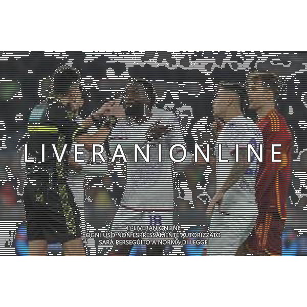 Roma vs Fiorentina - Campionato Serie A TIM - 15 giornata - Stadio Olimpico - Roma 10-12-2023 nella foto Nzola protesta con arbitro Rapuano ©Federico Gaetano/AGENZIA ALDO LIVERANI SAS