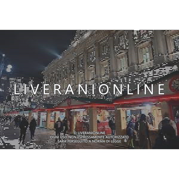 TVRG Luci Natale Milano nella foto mercatino di Natale in piazza Duomo Milano 11-12-2023 Il centro citta\' nel periodo delle feste di Natale foto Roberto Garavaglia/ag. Aldo Liverani sas/AGENZIA ALDO LIVERANI SAS
