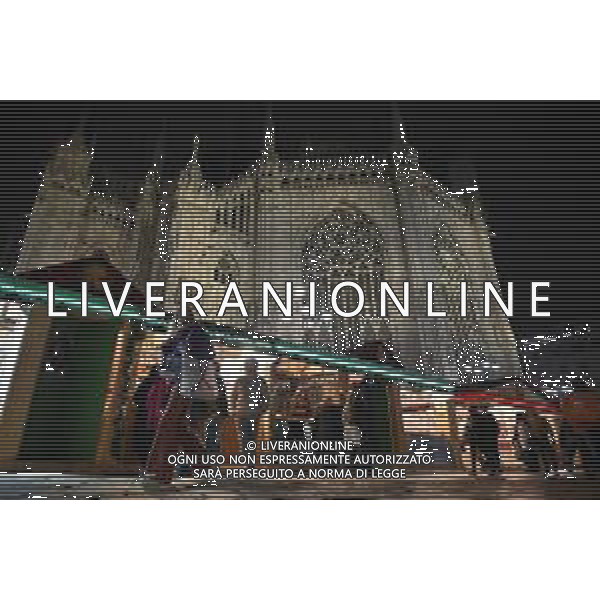 TVRG Luci Natale Milano nella foto mercatino di Natale in piazza Duomo Milano 11-12-2023 Il centro citta\' nel periodo delle feste di Natale foto Roberto Garavaglia/ag. Aldo Liverani sas/AGENZIA ALDO LIVERANI SAS