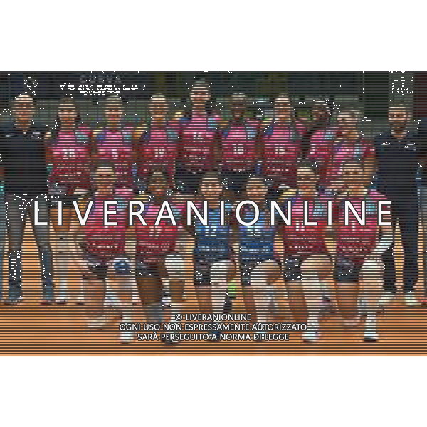 TVRG Allianz Vero Volley Milano vs Volley Mulhouse Alsace nella foto le giocatrici del Vero Volley Milano, in piedi da SX Sonia Candi, Laura Heyrman, Nika Daalderop, Dana Lynn Rettke, Paola Egonu, Kara Jane Bajema, Adhuoljok Malual e Alessia Orro; in basso da SX Raphaela Folie, Myriam Sylla, Teodora Pusic, Brenda Castillo, Vittoria Prandi e Helena Cazaute Monza 05-12-2023 Arena di Monza CEV Champions League femminile Gruppo A - 4a giornata foto Roberto Garavaglia/ag. Aldo Liverani sas