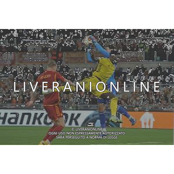 Roma vs Sheriff Tiraspol - Europa League - 6 giornata - Stadio Olimpico - Roma 14-12-2023 nella foto Svilar anticipa Fernandes ©Federico Gaetano / AGENZIA ALDO LIVERANI SAS