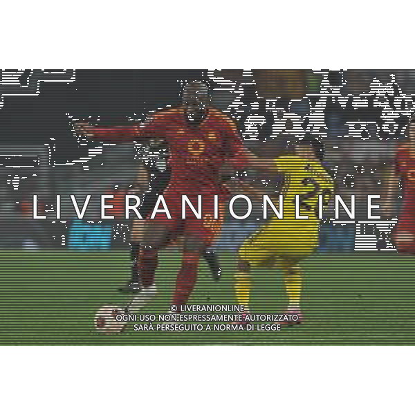 Roma vs Sheriff Tiraspol - Europa League - 6 giornata - Stadio Olimpico - Roma 14-12-2023 nella foto Lukaku supera Artunduaga ©Federico Gaetano / AGENZIA ALDO LIVERANI SAS