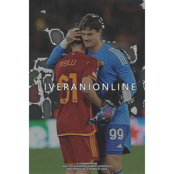 Roma vs Sheriff Tiraspol - Europa League - 6 giornata - Stadio Olimpico - Roma 14-12-2023 nella foto Svilar si complimenta con Pisilli niccolo\' a fine gara ©Federico Gaetano / AGENZIA ALDO LIVERANI SAS