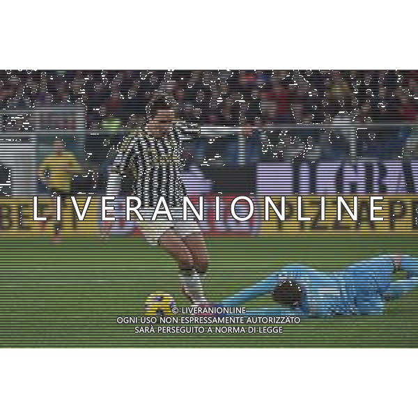 Genoa vs Juventus nella foto Josep Martinez (Genoa) atterra in area Federico Chiesa (Juventus) e l\'arbitro Davide Massa di Imperia concede il rigore Genova 15-12-2023 Stadio Luigi Ferraris - Marassi Campionato Serie A TIM - 16a giornata foto Roberto Garavaglia/ag. Aldo Liverani sas/ AGENZIA ALDO LIVERANI SAS