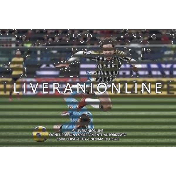 Genoa vs Juventus nella foto Josep Martinez (Genoa) atterra in area Federico Chiesa (Juventus) e l\'arbitro Davide Massa di Imperia concede il rigore Genova 15-12-2023 Stadio Luigi Ferraris - Marassi Campionato Serie A TIM - 16a giornata foto Roberto Garavaglia/ag. Aldo Liverani sas / AGENZIA ALDO LIVERANI SAS