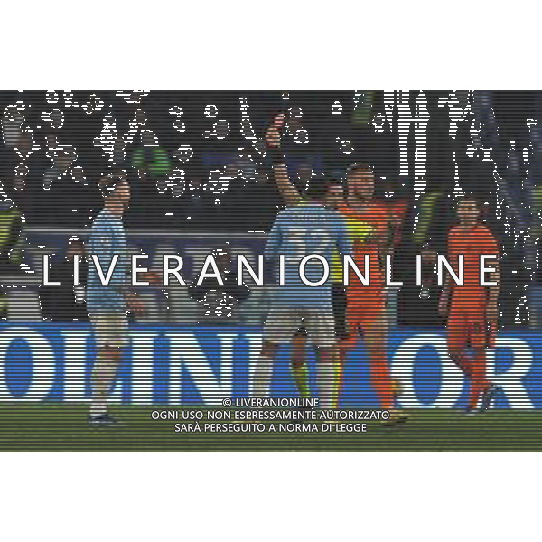 Lazio vs Inter - Campionato Serie A TIM - 16 giornata - Stadio Olimpico - Roma 17-12-2023 nella foto arbitro Maresca estrae il cartellino rosso per l\'espulsione di manuel Lazzari ©Federico Gaetano/AGENZIA ALDO LIVERANI SAS