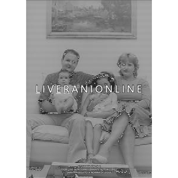 NEG-RETROSPETTIVA MASSIMO BOLDI ATTORE NELLA FOTO MASSIMO BOLDI NELL\'ANNO 1981 A LUINO CON LA FAMIGLIA AG ALDO LIVERANI SAS