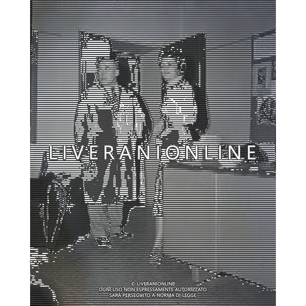 NEG-RETROSPETTIVA CESARE ZAVATTINI SCENEGIATORE-GIORNALISTA- SCRITTORE -POETA E PITTORE ITALIANO NELLA FOTO CESARE ZAVATTINI CON SUSO CECCHI D\'AMICO A ROMA NELL\'ANNO 1955 AG ALDO LIVERANI SAS