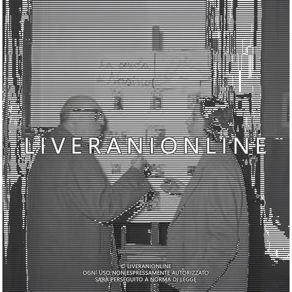 NEG-RETROSPETTIVA CESARE ZAVATTINI SCENEGIATORE-GIORNALISTA- SCRITTORE -POETA E PITTORE ITALIANO NELLA FOTO CESARE ZAVATTINI A ROMA NELL\'ANNO 1955 A UNA MOSTRA DEI QUADRI DEI BAMBINI AG ALDO LIVERANI SAS