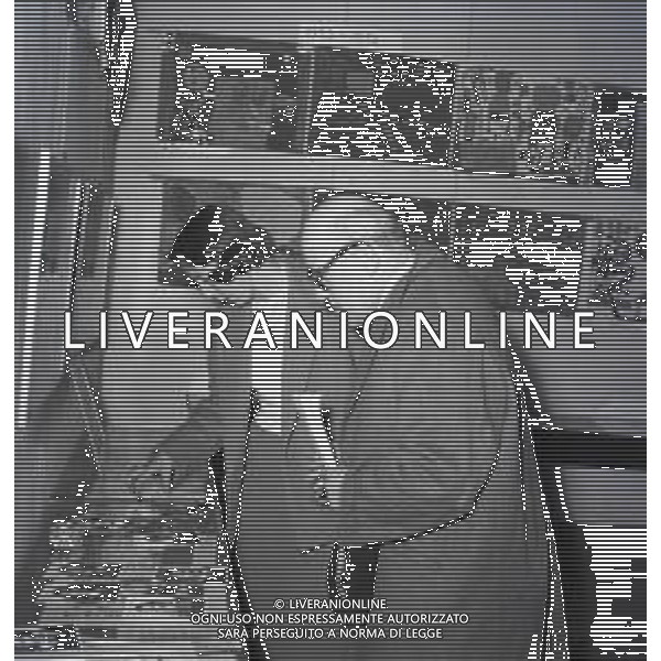 NEG-RETROSPETTIVA CESARE ZAVATTINI SCENEGIATORE-GIORNALISTA- SCRITTORE -POETA E PITTORE ITALIANO NELLA FOTO CESARE ZAVATTINI A ROMA NELL\'ANNO 1955 A UNA MOSTRA DEI QUADRI DEI BAMBINI AG ALDO LIVERANI SAS