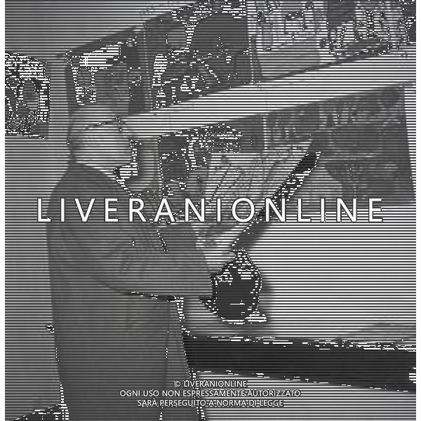 NEG-RETROSPETTIVA CESARE ZAVATTINI SCENEGIATORE-GIORNALISTA- SCRITTORE -POETA E PITTORE ITALIANO NELLA FOTO CESARE ZAVATTINI A ROMA NELL\'ANNO 1955 A UNA MOSTRA DEI QUADRI DEI BAMBINI AG ALDO LIVERANI SAS