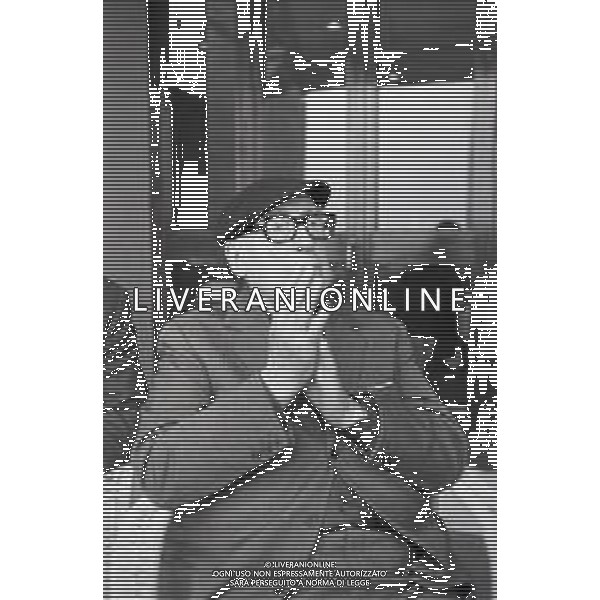 NEG-RETROSPETTIVA CESARE ZAVATTINI SCENEGIATORE-GIORNALISTA- SCRITTORE -POETA E PITTORE ITALIANO NELLA FOTO CESARE ZAVATTINI A VENEZIA NELL\'ANNO 1982 ALLA MOSTRA INTERNAZIONALE DEL CINEMA AG ALDO LIVERANI SAS
