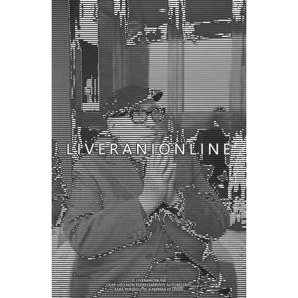 NEG-RETROSPETTIVA CESARE ZAVATTINI SCENEGIATORE-GIORNALISTA- SCRITTORE -POETA E PITTORE ITALIANO NELLA FOTO CESARE ZAVATTINI A VENEZIA NELL\'ANNO 1982 ALLA MOSTRA INTERNAZIONALE DEL CINEMA AG ALDO LIVERANI SAS